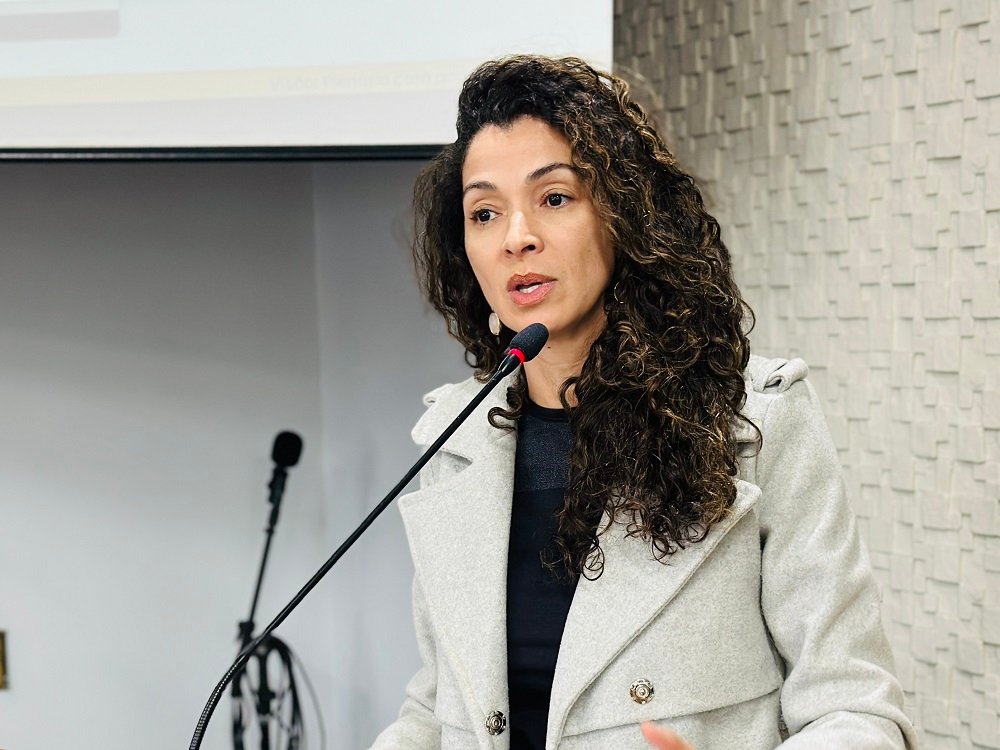 Vereadora Éclesan pede celeridade na tramitação de projetos e destaca proposta para modernizar a comunicação pública